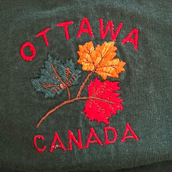 Vintage Canadian Embroidered Oversized T-shirt Ottawa Canada Maple Leaf Tree Tee - Picture 6 of 7